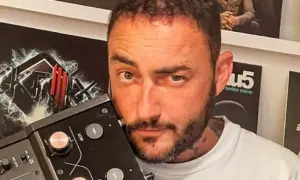 DJ Nano Zaragoza, listo para la fiesta con su equipo.