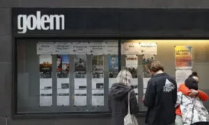 Cartelera del cine Golem, con anuncios de películas y un cartel de "La Fiesta del Cine" en Zaragoza.