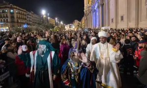 La cabalgata Miralbueno ilumina la noche con los Reyes Magos saludando a la multitud.