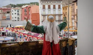 Una figura con corona y velo blanco, vestida con túnica verde y roja, celebra las alfonsadas Calatayud.