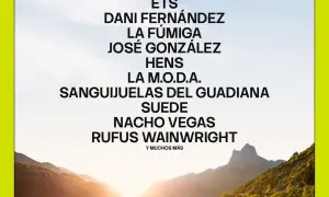 Cartel del Pirineo Sur Festival con nombres de artistas como Rufus Wainwright y Suede, sobre un paisaje de montañas al atardecer.
