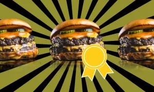 Tres jugosas hamburguesas de **Champions Burger Zaragoza**, con doble carne y queso fundido, listas para ser devoradas. ¡Un premio para tu paladar!
