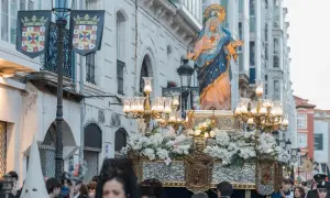 Procesión de Semana Santa. La Virgen María, adornada con flores, es llevada en andas. Se pregunta cuándo es la procesión del encuentro.