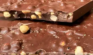 Tableta de chocolate con frutos secos, un placer que te transporta a Zaragoza.