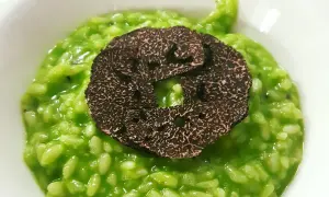 Risotto verde con trufa negra, un manjar que representa la comida típica de Zaragoza.