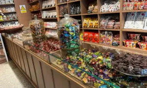 Dulces tentaciones en la fábrica de chocolate Zaragoza. Chocolates, caramelos y bombones en vitrinas y estanterías.