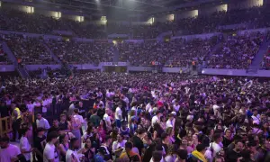 Multitud vibrante en el Pabellón Príncipe Felipe para disfrutar de conciertos. El recinto está lleno de gente, creando un ambiente festivo.