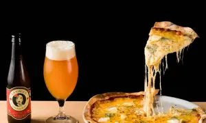 Deliciosa pizza de queso fundido y cerveza artesanal, ideal para disfrutar en restaurantes sin gluten Zaragoza.