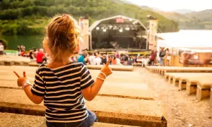 Niña emocionada en el concierto ZAZ Pirineos Sur, disfrutando la música al aire libre.