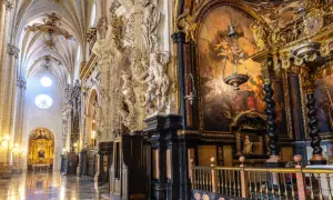 Interior de la Catedral de Zaragoza, con su impresionante altar mayor y detalles barrocos. La plaza de la Seo Zaragoza es un lugar de gran belleza.