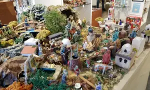Detalle de belenes en Zaragoza, con figuras bíblicas, animales y construcciones en miniatura.