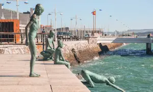 Esculturas de niños junto al mar, un clásico que ver en Santander. El agua turquesa y el paseo invitan a pasear.