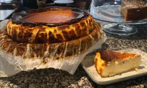 Las mejores tartas de queso de Zaragoza, con su característico exterior tostado y cremoso interior. ¡Una delicia!