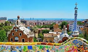 Vista panorámica de Barcelona desde el Park Güell. Arquitectura de Gaudí y el mar Mediterráneo. ¡Imprescindible que ver Barcelona!