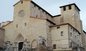La iglesia de San Gil Abad en Zaragoza, con su fachada de piedra, rosetón y torre campanario, se alza imponente.