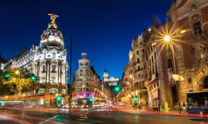 Noche en Gran Vía, Madrid. Edificios iluminados y luces de coches crean un ambiente vibrante. Un lugar ideal que ver en Madrid centro.
