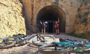 Ciclistas posan ante un túnel, una parada interesante que ver cerca de Alcañiz.
