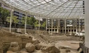 Ruinas del teatro romano de la ruta Caesaraugusta, cubiertas por una estructura metálica y de cristal.
