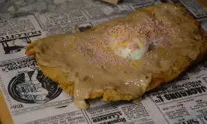 Plato de comida con huevo y salsa, ideal para comer barato en Zaragoza cerca del Pilar.