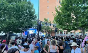 Multitud disfrutando de las fiestas rosales del canal, con un concierto de "Los Gandules" en el escenario.