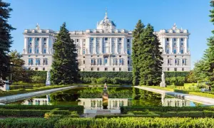 Palacio Real de Madrid, un lugar ideal para incluir en tus 10 cosas que hacer en Madrid. Jardines y estanque con reflejos.