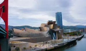 Museo Guggenheim y el puente rojo, icónicos lugares que ver cerca de Bilbao.