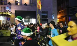 Participantes con gorros navideños y disfraces corren en el recorrido San Silvestre Zaragoza.