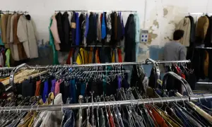 Perchate tesoros en el mercadillo vintage Zaragoza. Ropa de segunda mano colgada en percheros, esperando ser descubierta.