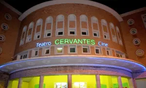 Fachada del Teatro Cervantes Cine en Zaragoza, con su nombre iluminado en neón.
