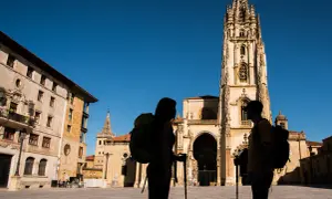 Peregrinos admiran la Catedral de Oviedo, un lugar imprescindible que ver en Oviedo.