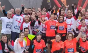 Grupo sonriente posa antes de la carrera de empresas en Zaragoza.