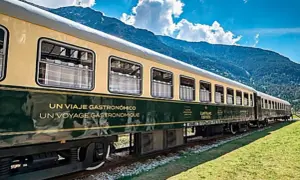 El Canfranc Express, un viaje gastronómico en tren, atraviesa un paisaje montañoso.