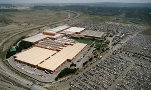 Vista aérea del recinto ferial de Zaragoza, con amplios aparcamientos y edificios. Consulta el **horario recinto ferial Zaragoza** para planificar tu visita.
