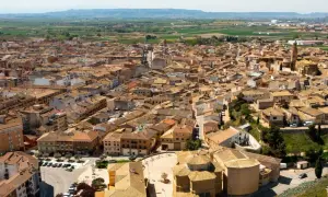 Vista aérea de Ejea de los Caballeros, con sus tejados de teja y la iglesia. ¡Imagínate las fiestas ejea de los caballeros desde aquí!