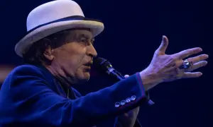 Joaquín Sabina, con su sombrero blanco y chaqueta azul, canta en Zaragoza.