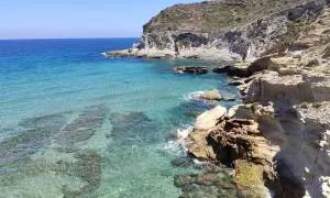 Aguas cristalinas y acantilados en Cabo de Gata. Descubre cómo llegar a este paraíso natural.