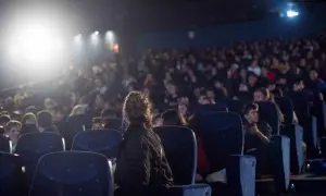 Una multitud en una sala de cine, disfrutando de la semana del cine.