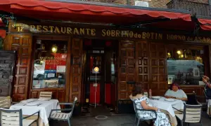 Fachada del restaurante Sobrino de Botín, el restaurante más antiguo de España, con mesas puestas en el exterior.