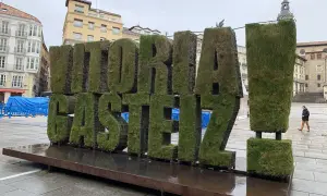 Letras gigantes cubiertas de césped con "VITORIA-GASTEIZ" en una plaza. ¡Un lugar genial que ver en Vitoria!