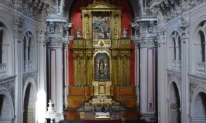 Interior de la iglesia Santiago el Mayor Zaragoza, con un retablo dorado y esculturas.