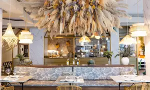 Elegante restaurante Origen Zaragoza con decoración natural y mesas listas para disfrutar.