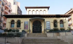Fachada del teatro Mercado de Zaragoza, con escalinata y arcos de ladrillo.