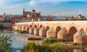 Puente Romano y Mezquita-Catedral de Córdoba, uno de los destinos en tren desde Madrid.