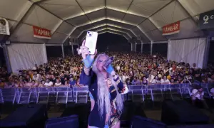 Leticia Sabater en Zaragoza, actuando ante una multitud e inmortalizando el momento con su móvil.