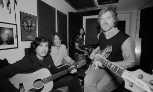 Cuatro músicos en un estudio de grabación, listos para el Zaragoza Psych Fest. Guitarra acústica, eléctrica y batería.