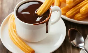 Churros recién hechos y chocolate caliente, un placer que te transporta a las mejores chocolaterías de Zaragoza.