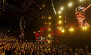 Enrique Bunbury en Zaragoza, un concierto multitudinario con el artista en el escenario y su imagen gigante en la pantalla.