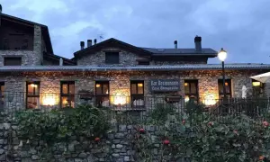 Casa Chongastán, un acogedor bar restaurante en Benasque, invita a cenar bajo la luz cálida de sus ventanas.