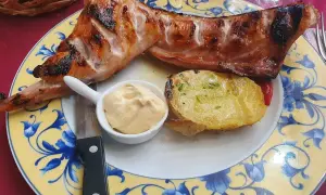 Delicioso cordero asado con patatas y salsa, una joya de los restaurantes de Cariñena.