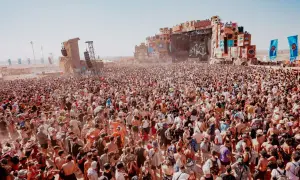 Multitudinaria asistencia al Monegros Festival, con miles de personas disfrutando de la música y el ambiente bajo un sol radiante.